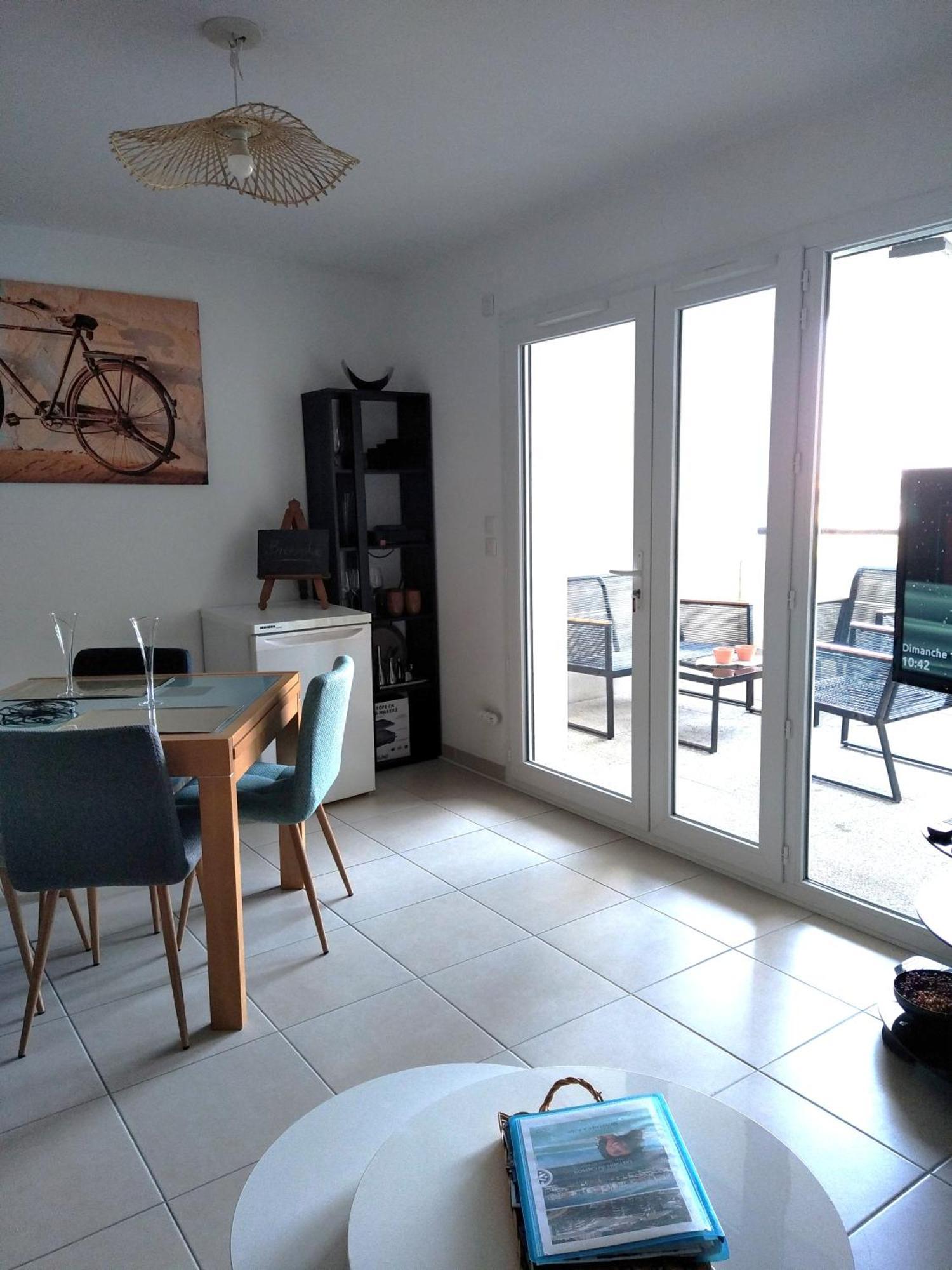 Rdc Avec Terrasse Et Parking Prive Apartment